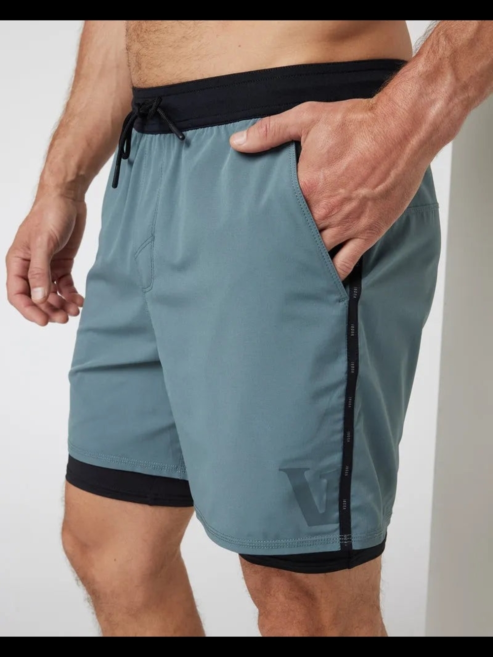 Vuori Men's Two-Layer Fullerton Athletic Shorts in Kashmir Size Large